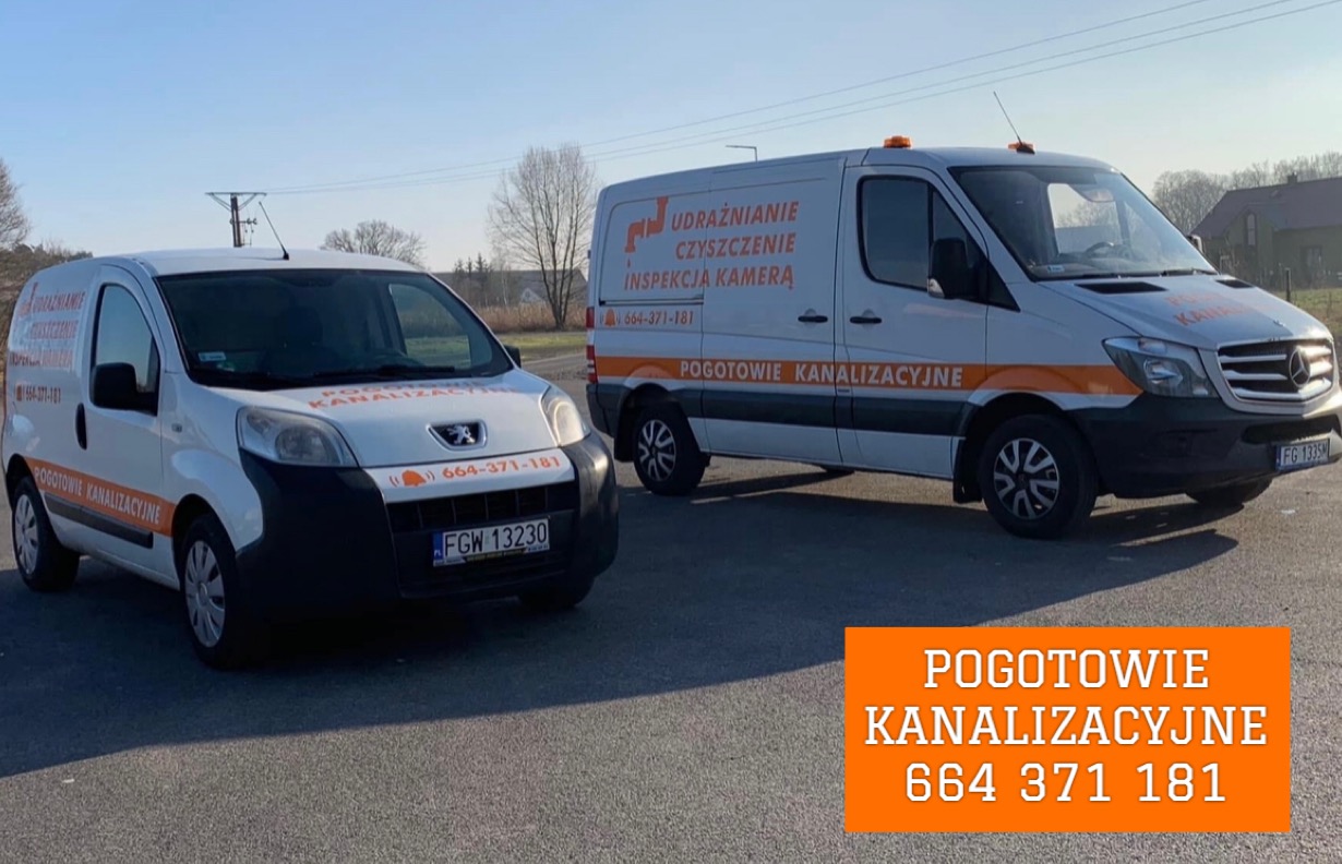 Dwa białe samochody dostawcze z pomarańczowymi napisami 'Pogotowie Kanalizacyjne' i numerem telefonu, stojące na parkingu w słoneczny dzień.