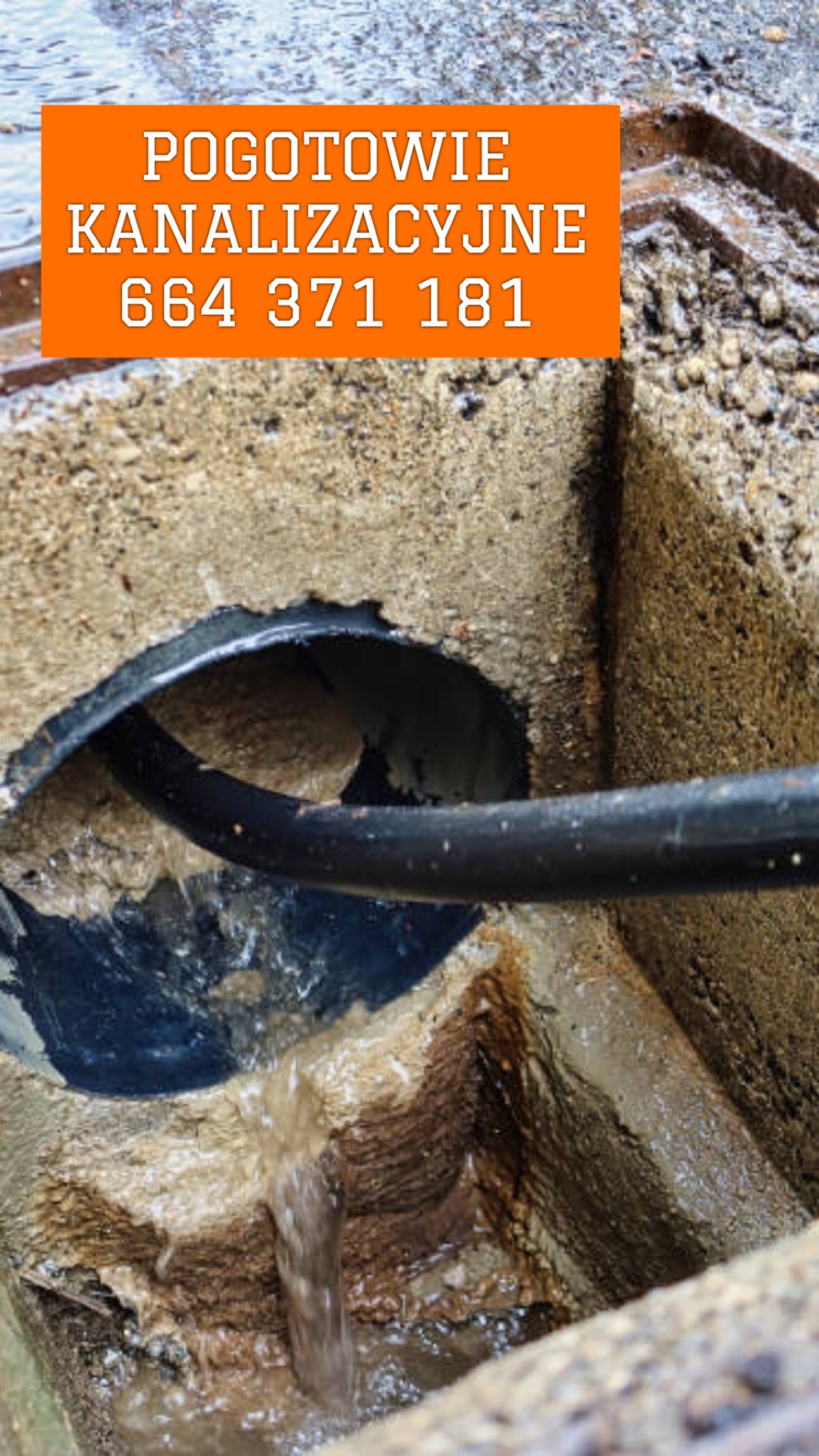 Otwarty właz kanalizacyjny z widocznym wewnątrz kablem do czyszczenia i spływającą brudną wodą; na górze pomarańczowy baner z napisem 'POGOTOWIE KANALIZACYJNE 664 371 181'.