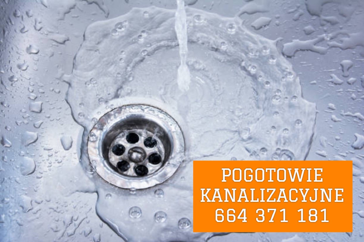 Woda spływająca do metalowego odpływu zlewu, widoczne krople i zaciekająca woda na powierzchni zlewu, w prawym dolnym rogu naklejony pomarańczowy prostokąt z napisem 'Pogotowie Kanalizacyjne'...