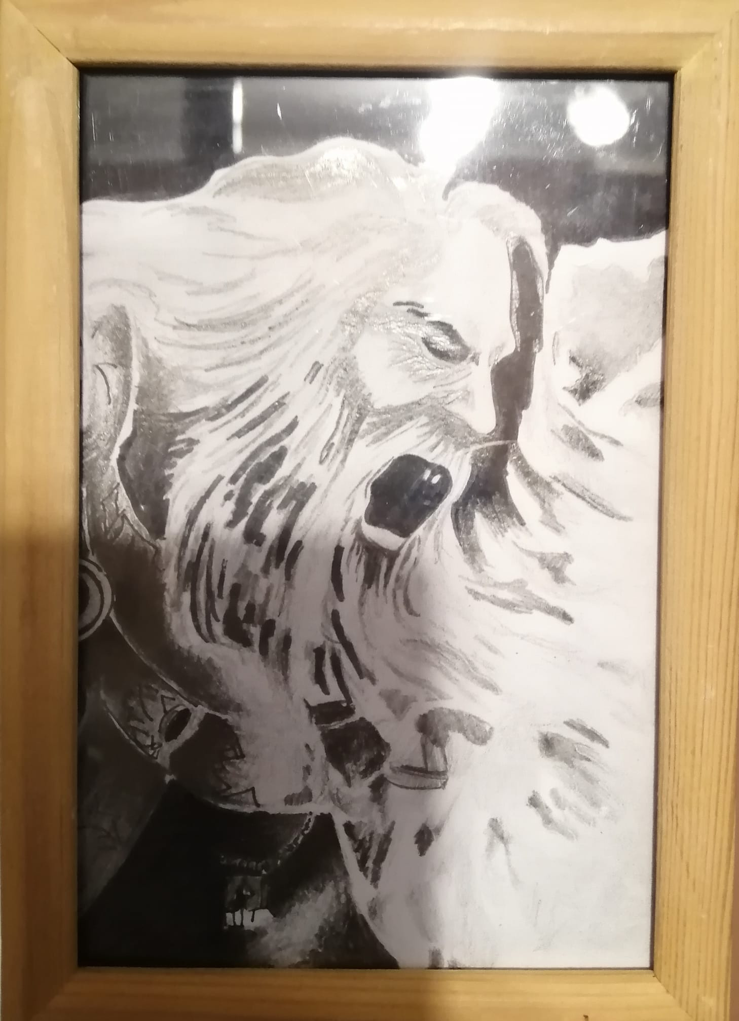 Czarno-biały portret Odyna, wykonany ołówkiem, oprawiony w drewnianą ramkę.