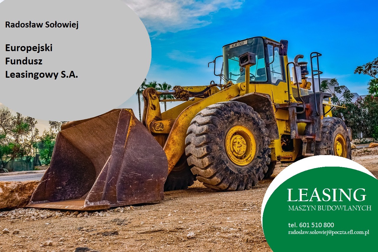 Żółta ładowarka kołowa z dużą łyżką w Stalowej Woli, prezentowana z perspektywy niskiego kąta, z widocznym logo firmy leasingowej na pierwszym planie.