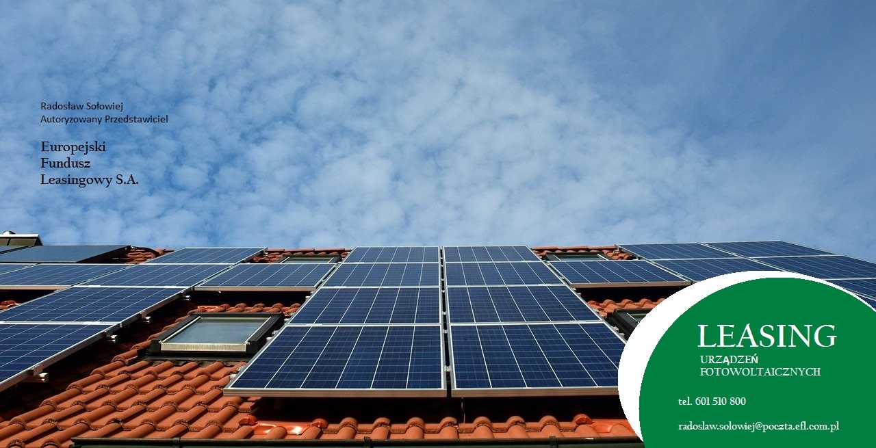 Instalacja fotowoltaiczna na dachu budynku z czerwonej dachówki, obok logo firmy leasingowej i danymi kontaktowymi.
