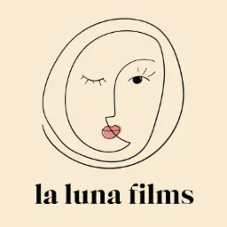 Minimalistyczne logo 'la luna films' przedstawia kontur twarzy z jednym okiem otwartym i ustami w kolorze koralowym na beżowym tle.