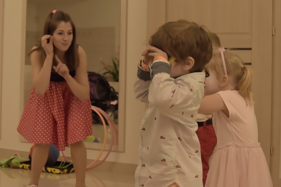 Uwielbiamy, gdy ZABAWY NAŚLADOWCZE z najmłodszymi przypominają nam o beztroskiej zabawie! :)