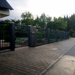 Montaż ogrodzenia brama przesuwna z napędem sommer i ledy na słupkach