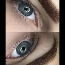 Zbliżenie na dwa oczy z widocznym efektem brwi po zabiegu: wyregulowane, ciemnobrązowe, z widoczną strukturą włosk&oacute;w, podkreślające zielono-szare tęcz&oacute;wki.
