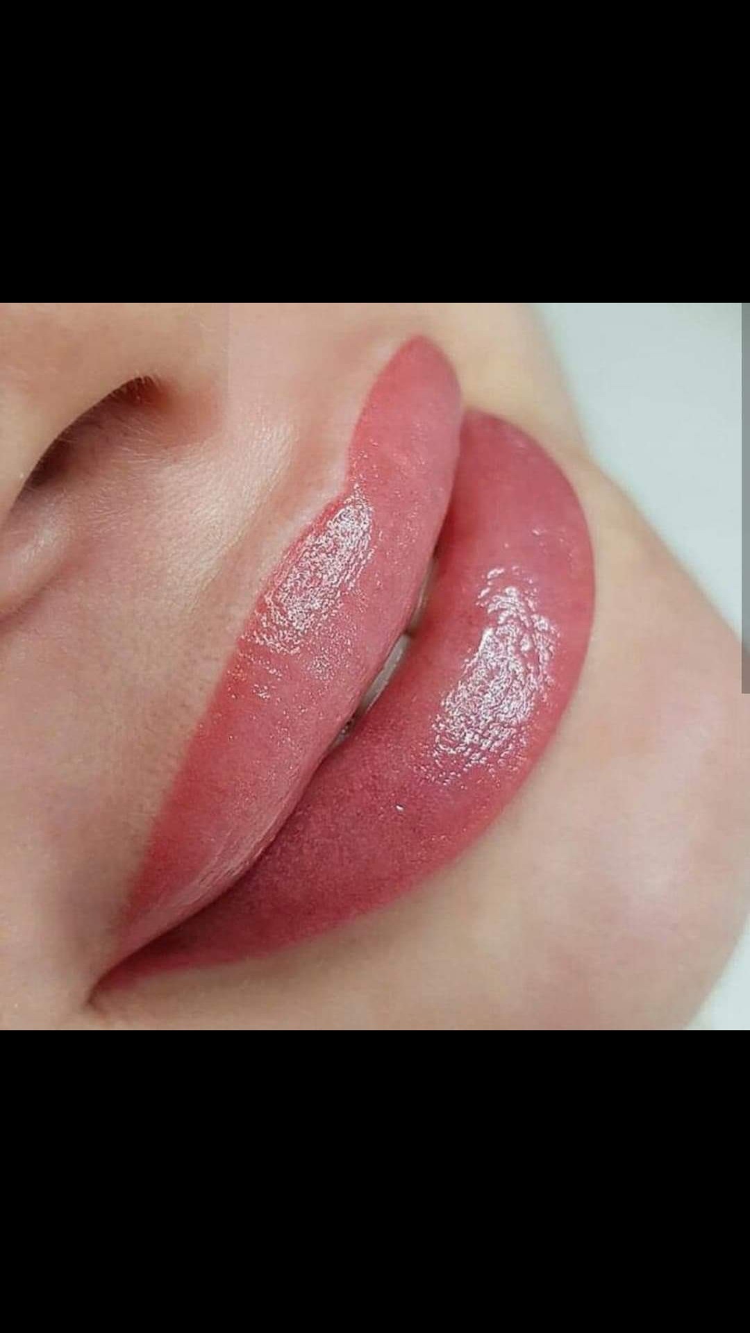 Powierzchnia ust po zabiegu pigmentacji, widoczne delikatne zaczerwienienie i nawilżenie, zbliżenie na kontur i kolor.