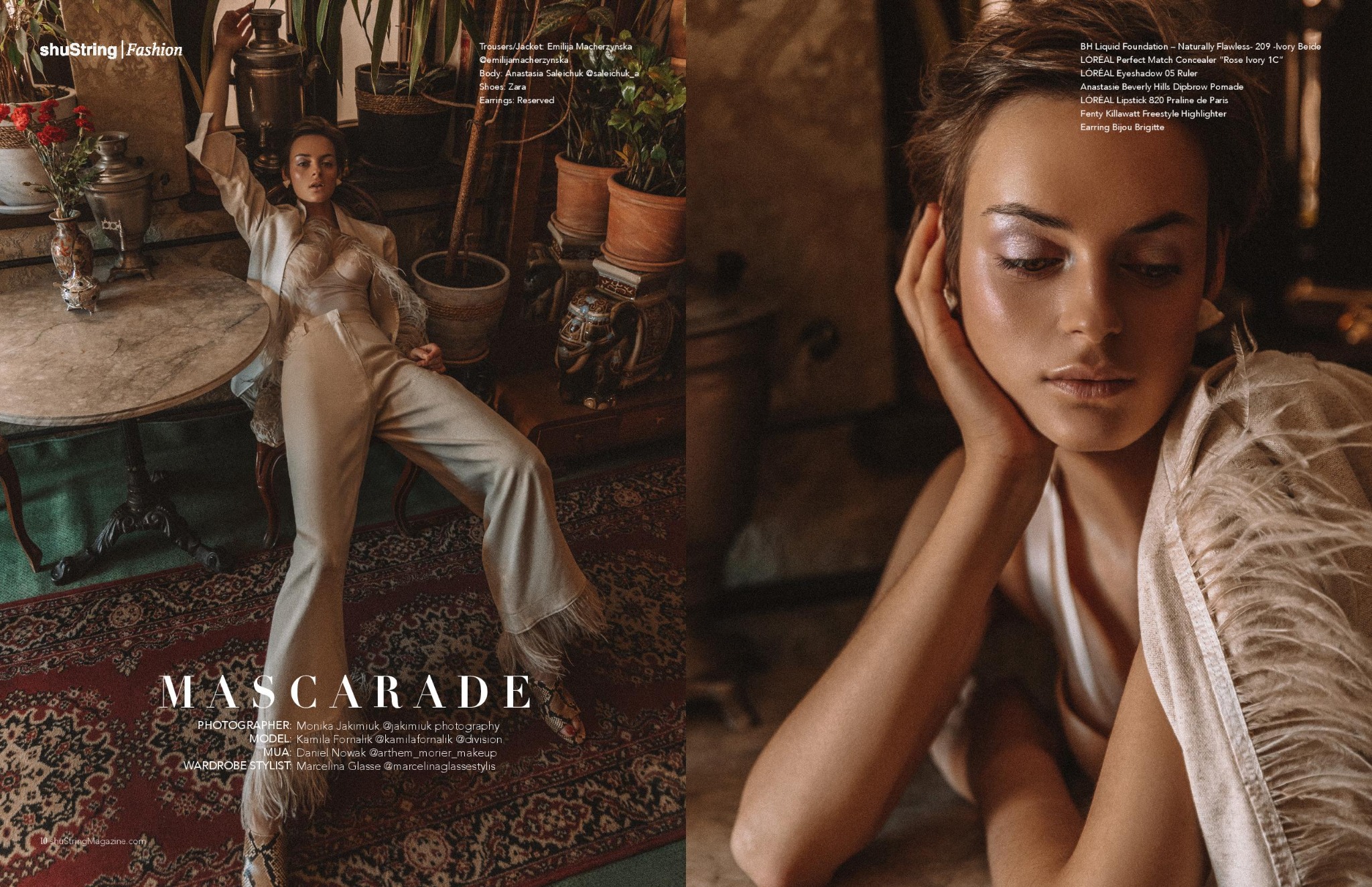 Sesja zdjęciowa modelki w beżowym garniturze z piórami, leżącej na krześle w otoczeniu roślin i samowarów. Makijaż w odcieniach brązu, naturalne światło.