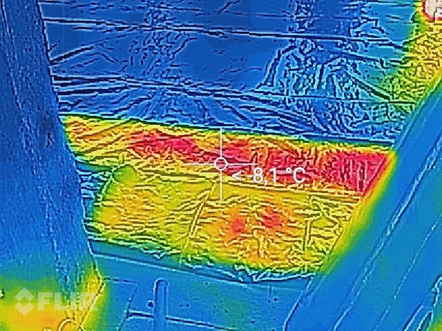 Termowizyjne zdjęcie instalacji grzewczej ukazujące rozkład temperatur, z zaznaczonym punktem pomiarowym 8.1 stopni Celsjusza.