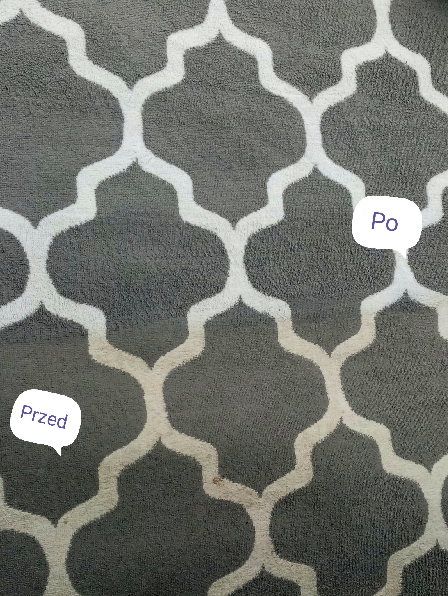 Dywan w geometryczne wzory, szary z białymi konturami, widoczne plamy przed czyszczeniem i czysty fragment po zabiegu, z dodanymi napisami 'Przed' i 'Po'.