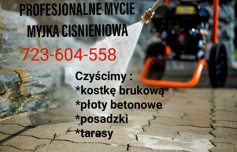 Profesjonalne czyszczenie: myjka ciśnieniowa w akcji, strumień wody uderza w kostkę brukową, widoczny numer telefonu i lista czyszczonych powierzchni: kostka, płoty, posadzki, tarasy.