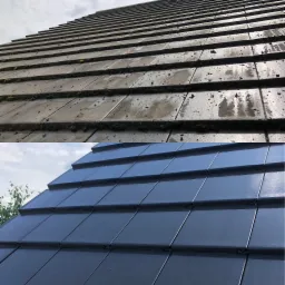 Porównanie dachu przed i po czyszczeniu: górna część pokryta mchem i zabrudzeniami, dolna część z lśniącymi, czystymi dachówkami w ciemnym odcieniu.