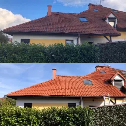 Porównanie dachu domu przed i po czyszczeniu, widoczne różnice w kolorze i zabrudzeniach na czerwonej dachówce.