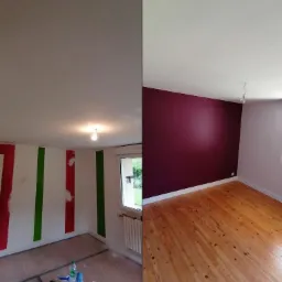 Pokój przed i po metamorfozie: ściana z pionowymi pasami w kolorach czerwonym i zielonym w trakcie malowania oraz ściana pomalowana na ciemny fiolet z jasnym odcieniem fioletu na sąsiedniej ścianie...