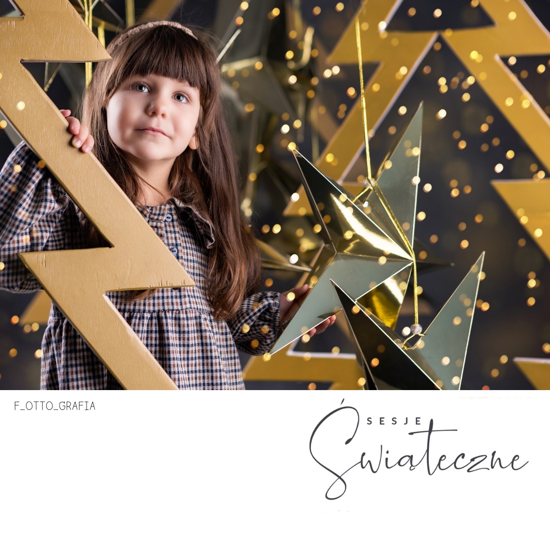 Uśmiechnięta dziewczynka w świątecznej scenerii z błyszczącymi gwiazdami i złotym piorunem. Sesja w studiu fotograficznym.
