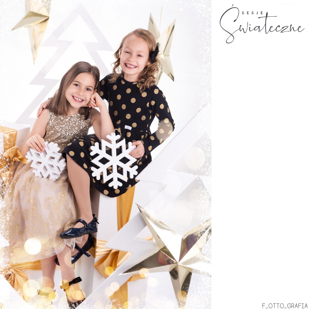 Uśmiechnięte dziewczynki w świątecznych strojach pozują z dekoracyjnymi śnieżynkami na tle prezentów i gwiazd, tworząc radosną atmosferę sesji.