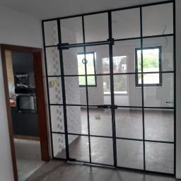 Loftowa ścianka szklana z drzwiami z samozamykaczem podłogowym ze szprosami 