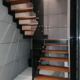 Balustrada szklana w kolorze grafitowym na rotulach montażowych