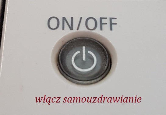Przycisk ON/OFF z symbolem zasilania na białym tle, z dopiskiem 'włącz samouzdrawianie'.