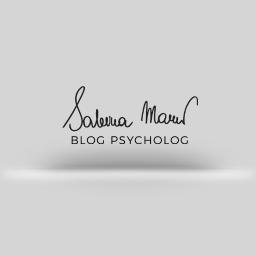 Kukka Arkadiusz Kwiatkowski - Eleganckie logo z odręcznym napisem 'Salewa Marur' i dopiskiem 'BLOG PSYCHOLOG' na jasnoszarym tle z delikatnym cieniem.