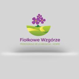 Kukka Arkadiusz Kwiatkowski - Logo przedszkola 'Fiołkowe Wzgórze' z fioletowymi kwiatami i zielonymi wzgórzami, stylizowane i nowoczesne.