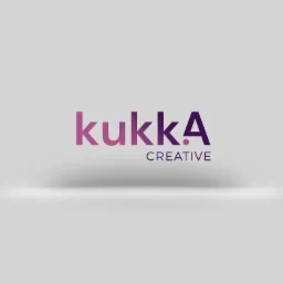 Gradientowy fioletowo-różowy logotyp 'kukkaA CREATIVE' na jasnoszarym tle z delikatnym cieniem.