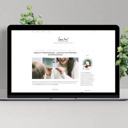 Kukka Arkadiusz Kwiatkowski - Ekran laptopa wyświetlający artykuł na blogu psychologicznym o temacie logopedii i neurologopedii, z ilustracją przedstawiającą logopedę pracującego z dzieckiem, całość otoczona dekoracyjnymi...