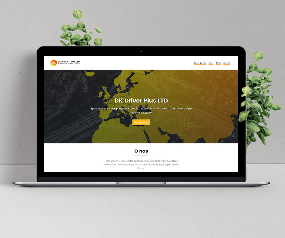 Laptop wyświetlający stronę internetową firmy transportowej DK Driver Plus LTD z mapą Europy w tle, otoczony zielonymi roślinami.