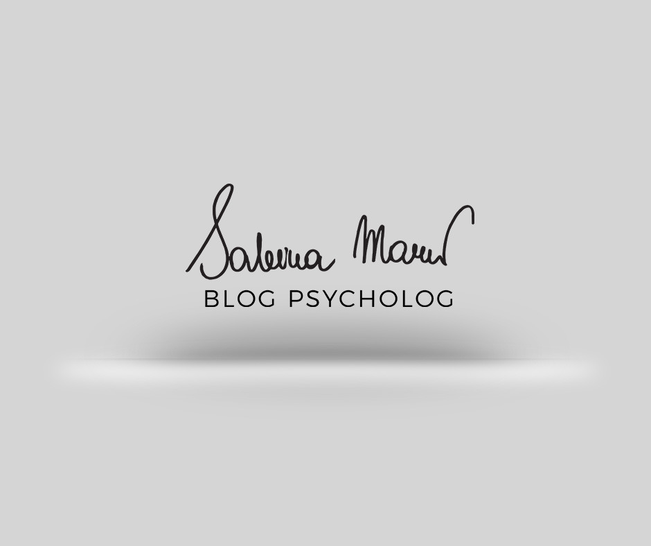 Eleganckie logo z odręcznym napisem 'Salewa Marur' i dopiskiem 'BLOG PSYCHOLOG' na jasnoszarym tle z delikatnym cieniem.