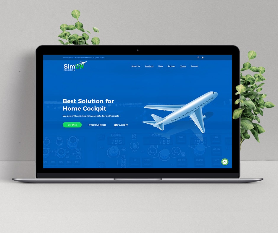 Laptop prezentujący stronę internetową firmy Sim Solution oferującej rozwiązania dla symulatorów lotu, z grafiką kokpitu samolotu na niebieskim tle i modelem samolotu w locie.