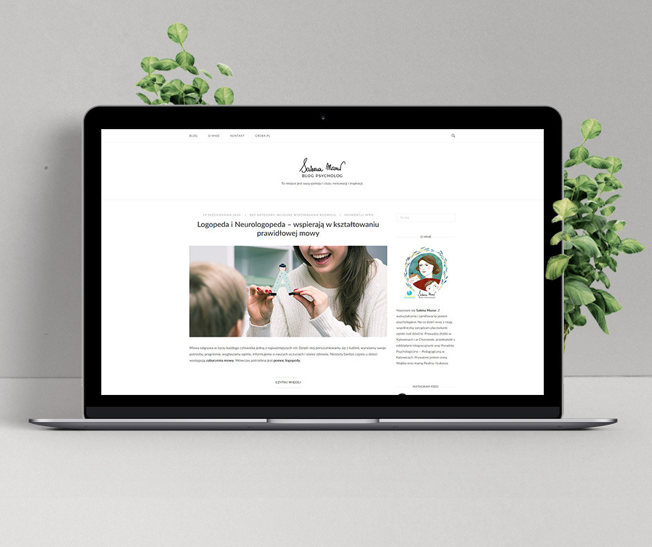 Ekran laptopa wyświetlający artykuł na blogu psychologicznym o temacie logopedii i neurologopedii, z ilustracją przedstawiającą logopedę pracującego z dzieckiem, całość otoczona dekoracyjnymi...