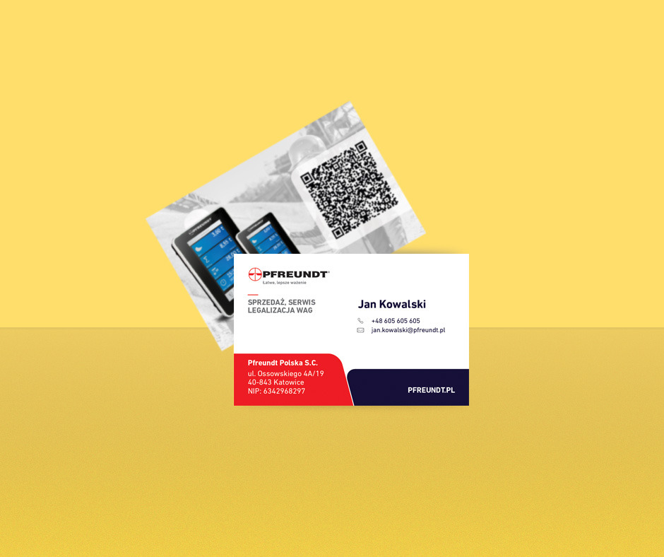 Wizytówka firmy Pfreundt Polska S.C. na żółtym tle, z fragmentem zdjęcia terminali wagowych i kodem QR w tle.