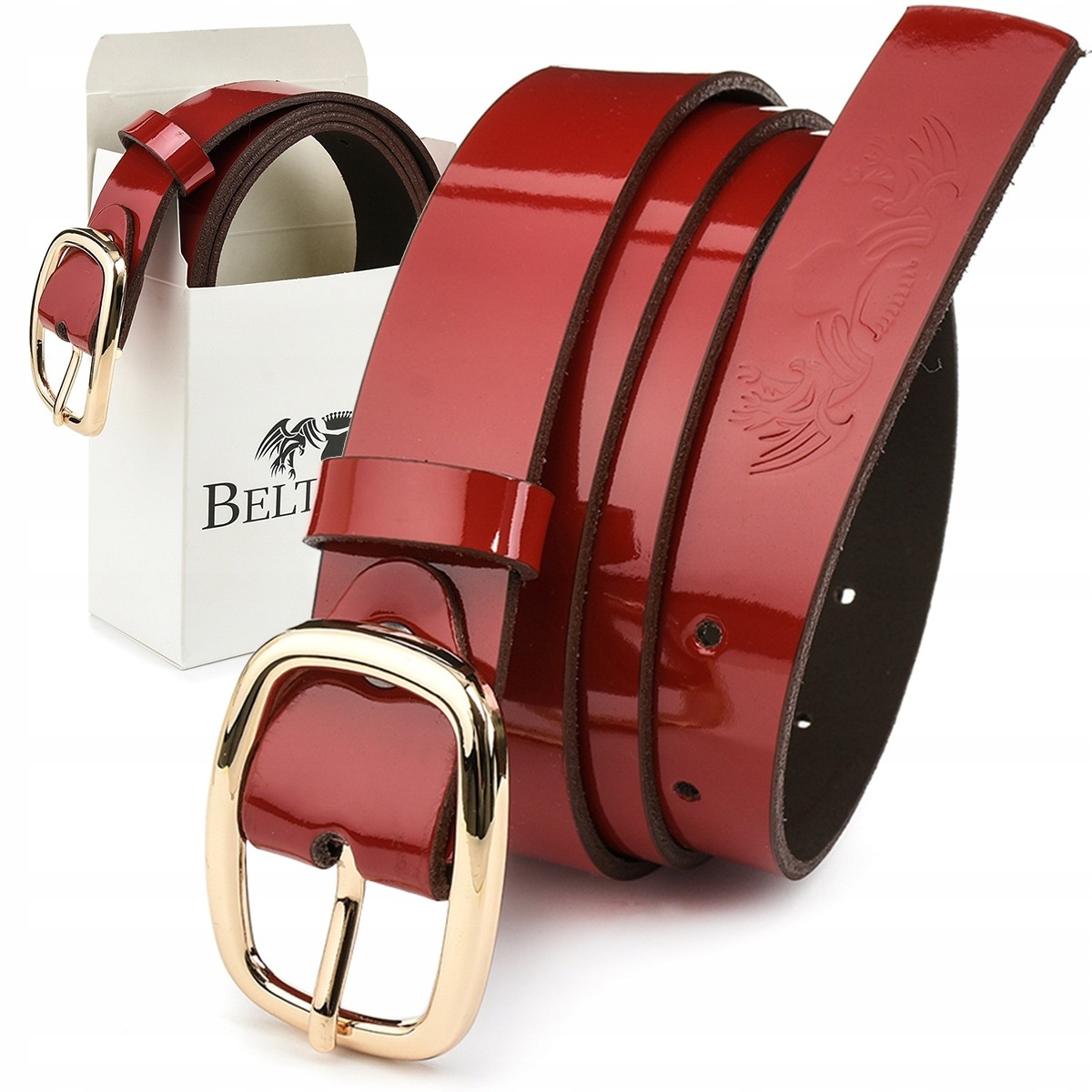 Lakierowany, czerwony pasek ze złotą klamrą, zdobiony tłoczonym wzorem, prezentowany w pudełku z logo producenta.