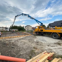 Podanie betonu konstrukcyjnego pod fundament w Gliwicach przy ul. Daszyńskiego