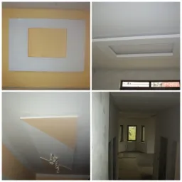 Kompozycja czterech ujęć przedstawiających fragmenty sufitów z elementami dekoracyjnymi wykonanymi z płyt gipsowo-kartonowych, w tym prostokątne wnęki i skośne powierzchnie z oświetleniem.