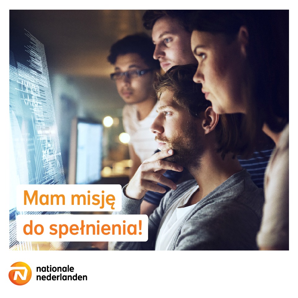 Czterech pracowników Nationale Nederlanden wpatruje się w ekran z kodem, zamyślone miny, oświetlenie biurowe, w tle logo firmy i napis 'Mam misję do spełnienia!'