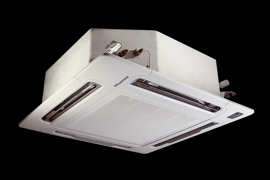 Kasetonowa jednostka wewnętrzna klimatyzacji Hisense zamontowana w suficie, widoczne przyłącza instalacyjne.