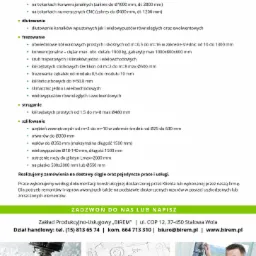 Praca frezarki CNC w trakcie obróbki metalu, wióry i chłodziwo w powietrzu, obok rysunki techniczne i operator przy panelu sterowania.