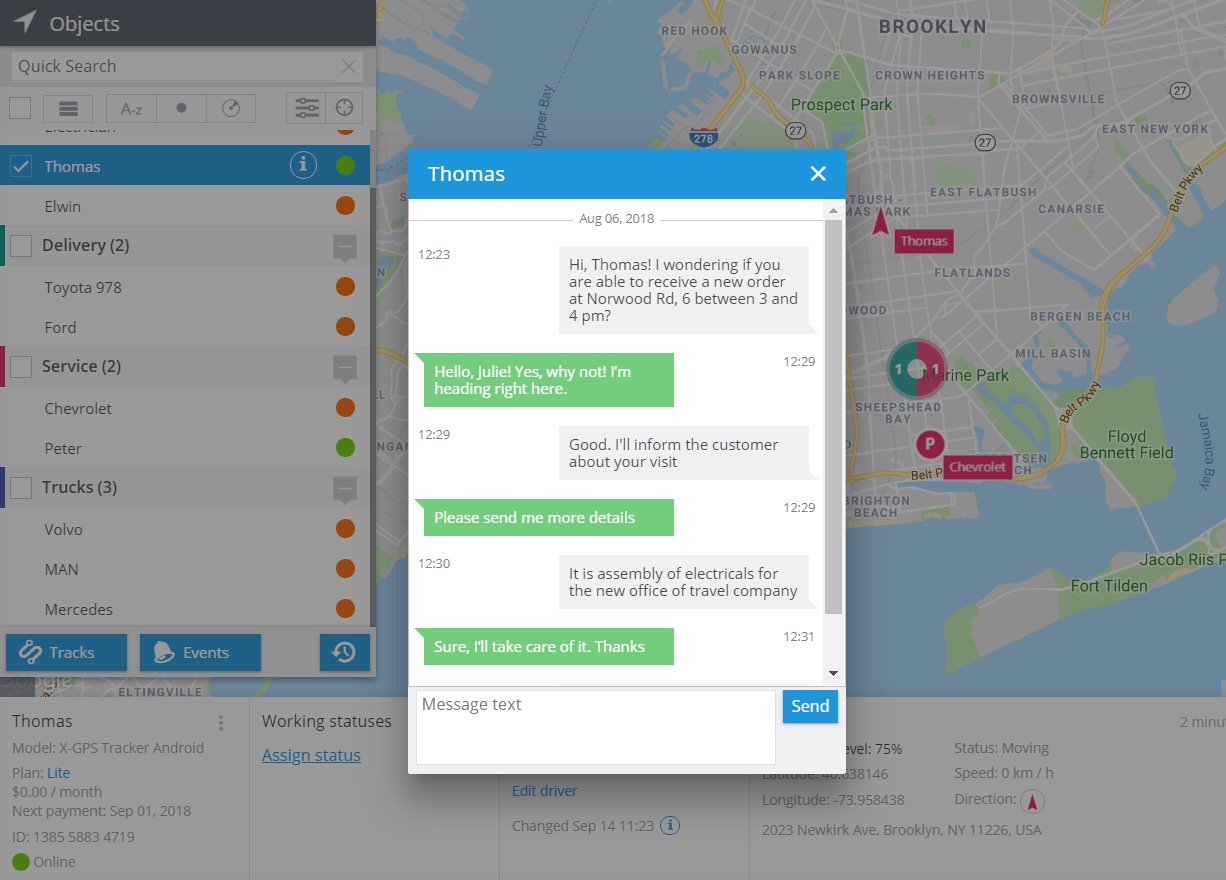 Zrzut ekranu aplikacji do śledzenia GPS pokazujący wymianę wiadomości tekstowych między dyspozytorem a kierowcą 'Thomas' na tle mapy Brooklynu, z zaznaczonymi lokalizacjami pojazdów i informacjami...