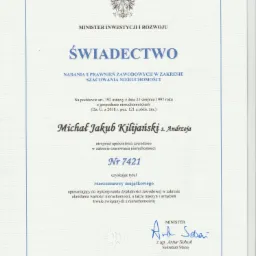 Skan świadectwa nadania uprawnień zawodowych w zakresie szacowania nieruchomości, wydanego przez Ministra Inwestycji i Rozwoju, z podpisem Artura Sobonia.