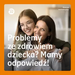 Uśmiechnięta matka obejmuje nastoletnią córkę w okularach, na pierwszym planie pytanie: Problemy ze zdrowiem dziecka? Mamy odpowiedź!