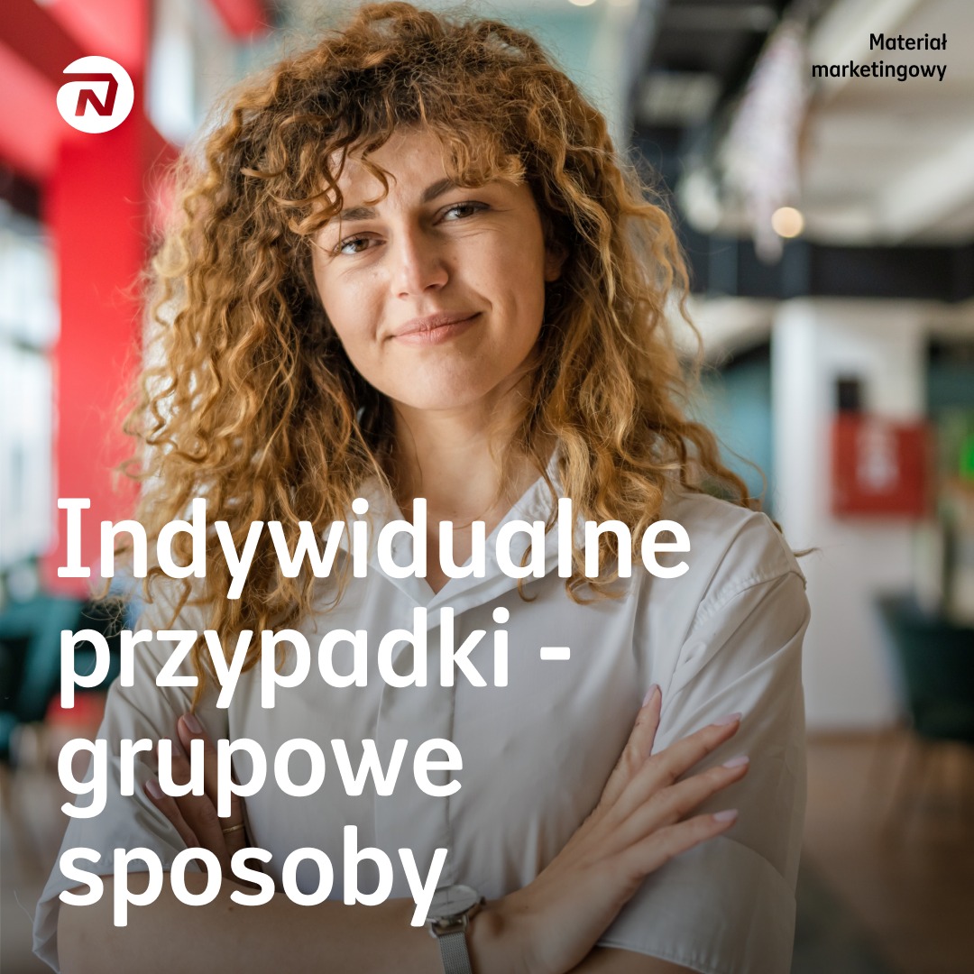 Uśmiechnięta kobieta z kręconymi włosami, skrzyżowanymi rękami i zegarkiem na ręce, na tle biura z napisem 'Indywidualne przypadki - grupowe sposoby' i logo firmy u góry po lewej stronie.