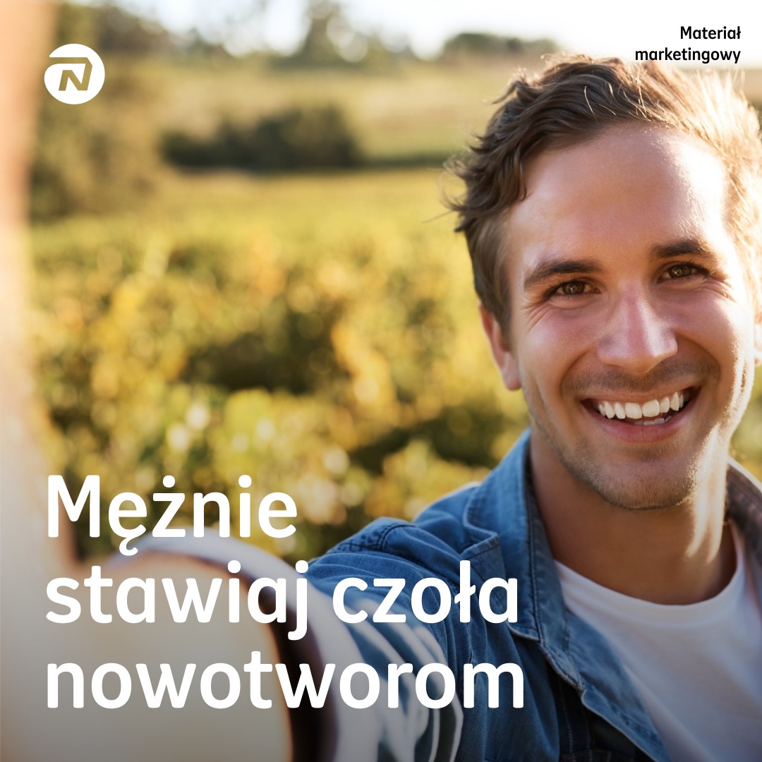 Portret uśmiechniętego mężczyzny na tle zieleni, z hasłem 'Mężnie stawiaj czoła nowotworom' i logo firmy z Jastrzębia-Zdroju. Materiał marketingowy.