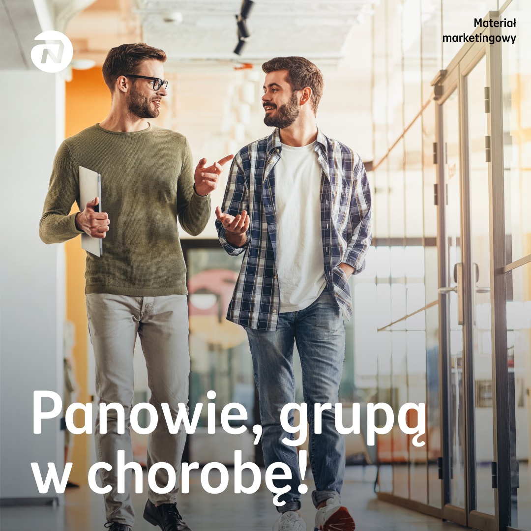 Dwóch mężczyzn w okularach rozmawia w jasnym biurze, jeden trzyma laptopa.