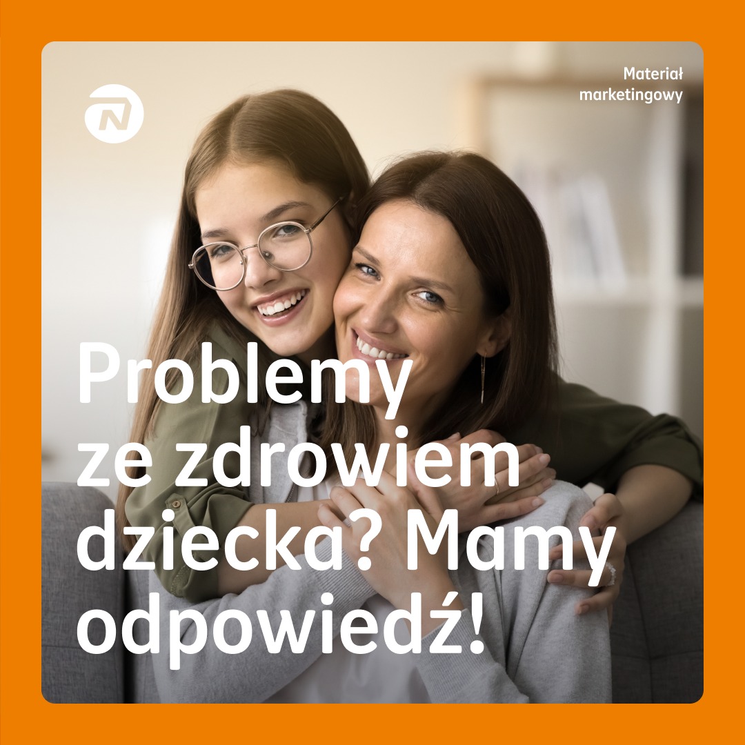 Uśmiechnięta matka obejmuje nastoletnią córkę w okularach, na pierwszym planie pytanie: Problemy ze zdrowiem dziecka? Mamy odpowiedź!
