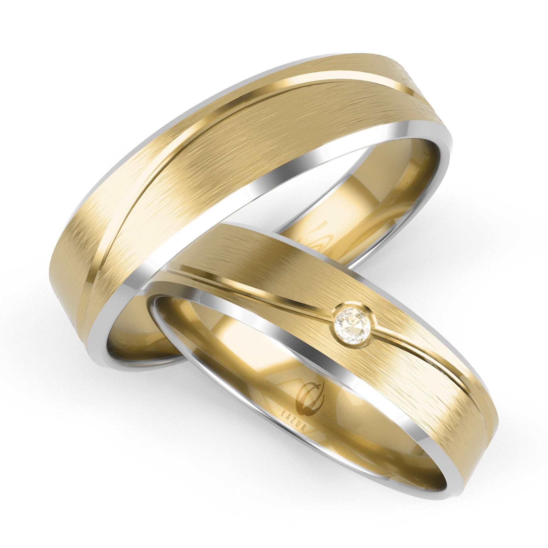 Dwa złote obrączki z matowym wykończeniem i srebrnymi krawędziami, jedna z pojedynczym brylantem, na białym tle, widoczne logo 'ŁAZUR' wewnątrz jednej z obrączek.