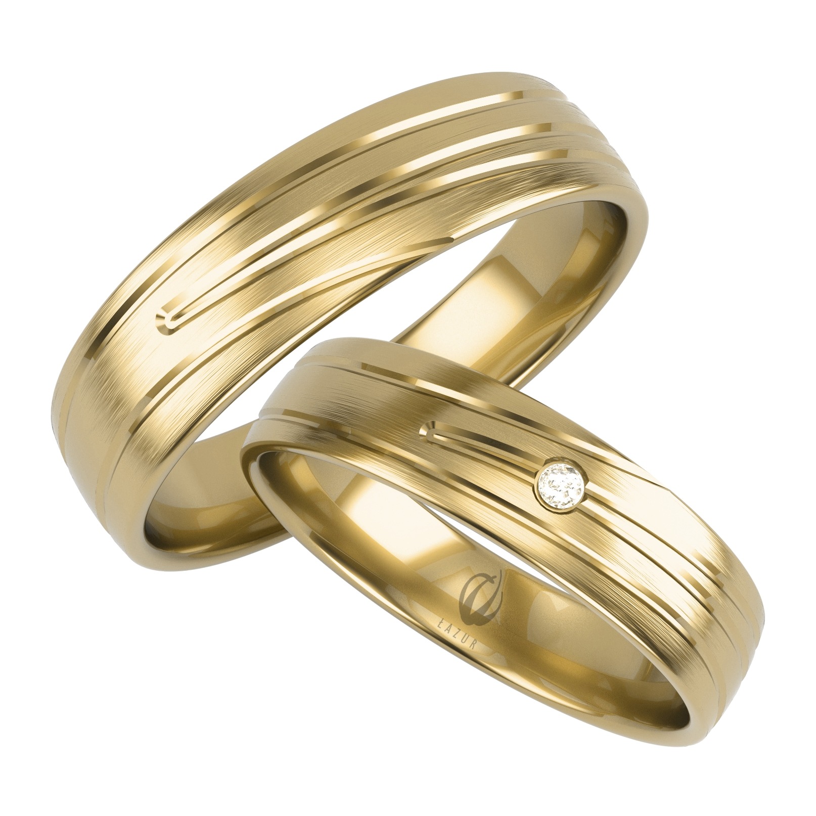 Dwie złote obrączki ślubne z delikatnymi rowkami, jedna z brylantem, na białym tle.