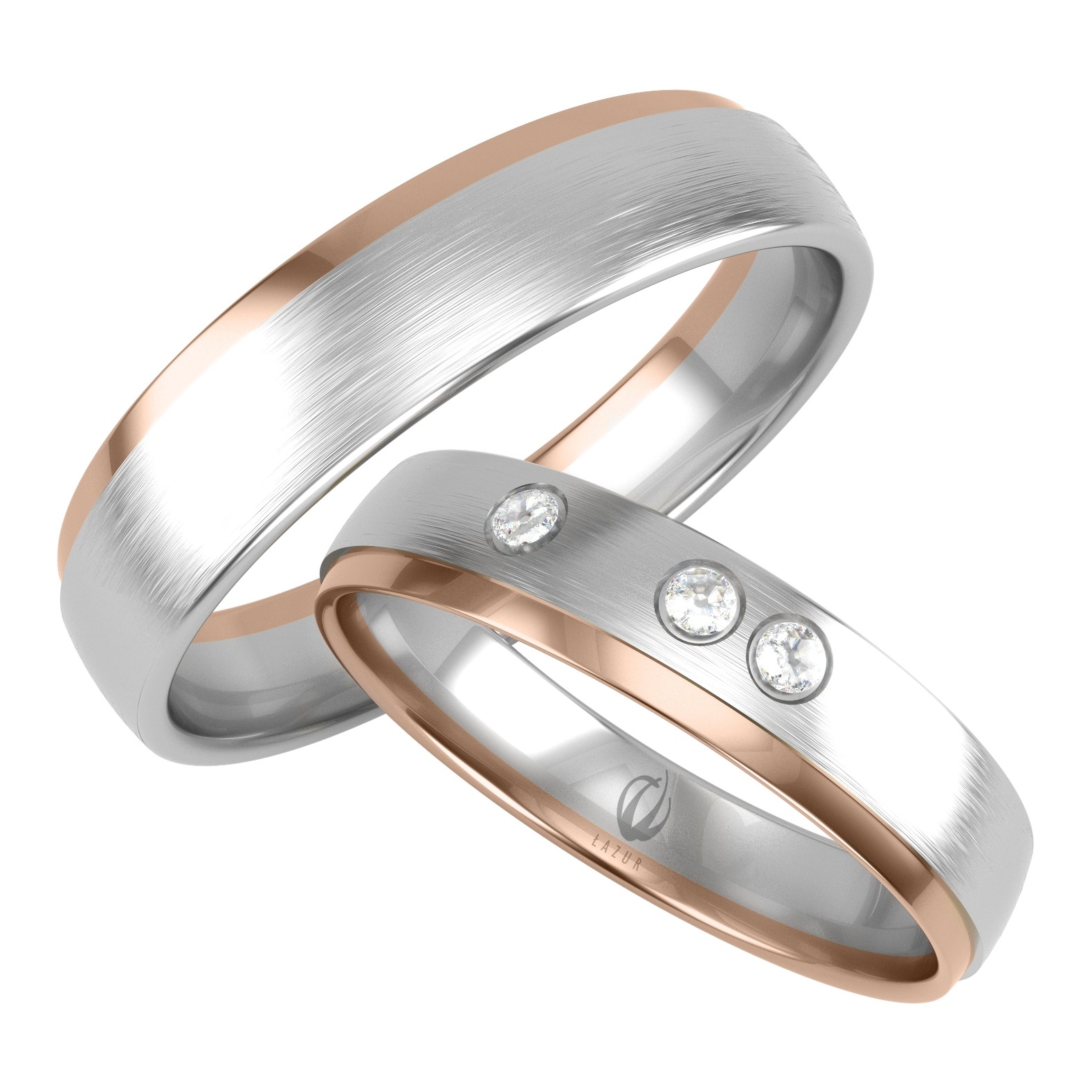 Dwie obrączki ślubne: jedna srebrna z trzema brylantami, druga srebrna z gładką powierzchnią, obie z różowo-złotymi brzegami, na białym tle. Widoczne logo jubilera 'LAZUR'.