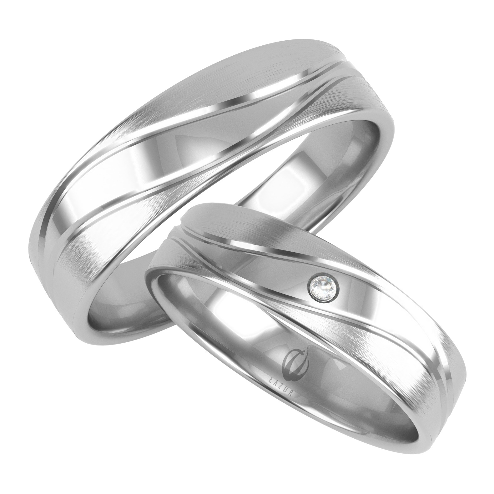 Dwie srebrne obrączki z delikatnym wzorem i małym brylantem, na białym tle, widoczne logo firmy LAZUR.