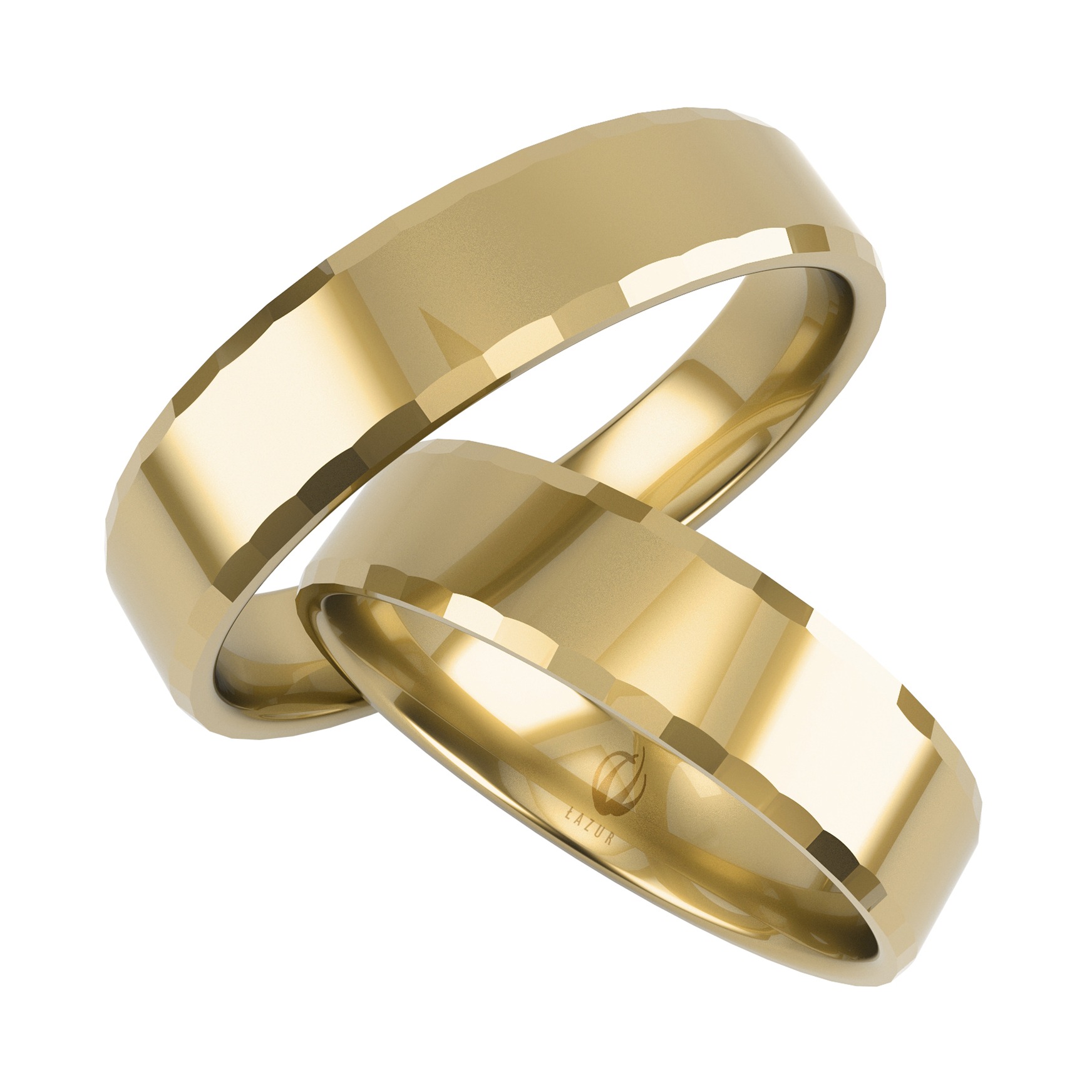 Dwa złote obrączki ślubne z fasetowaną powierzchnią, ułożone jedna na drugiej, z widocznym logo 'LAZUR' na jednej z nich.